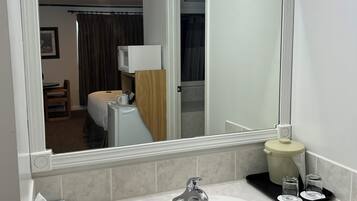 Kamer, 1 queensize bed | Een bureau, een laptopwerkplek, gratis wifi