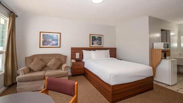 Quarto, 1 cama Queen | Escrivaninha, espaço de trabalho para notebook, Wi-Fi de cortesia