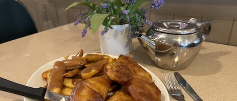 Frukost, lunch och middag serveras
