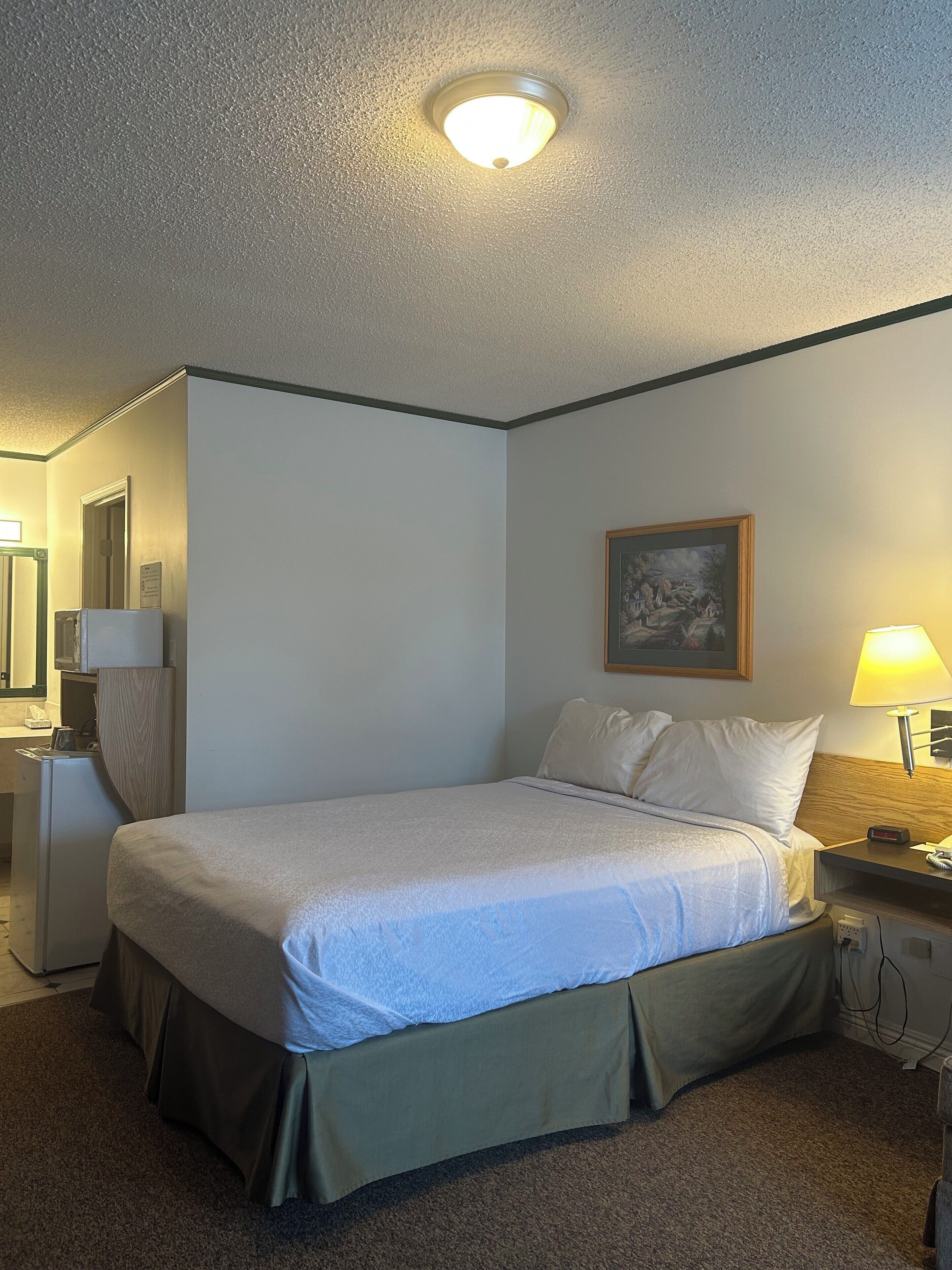 Enkeltrom – standard | Skrivebord, skrivebord for bærbar PC og wi-fi (inkludert)