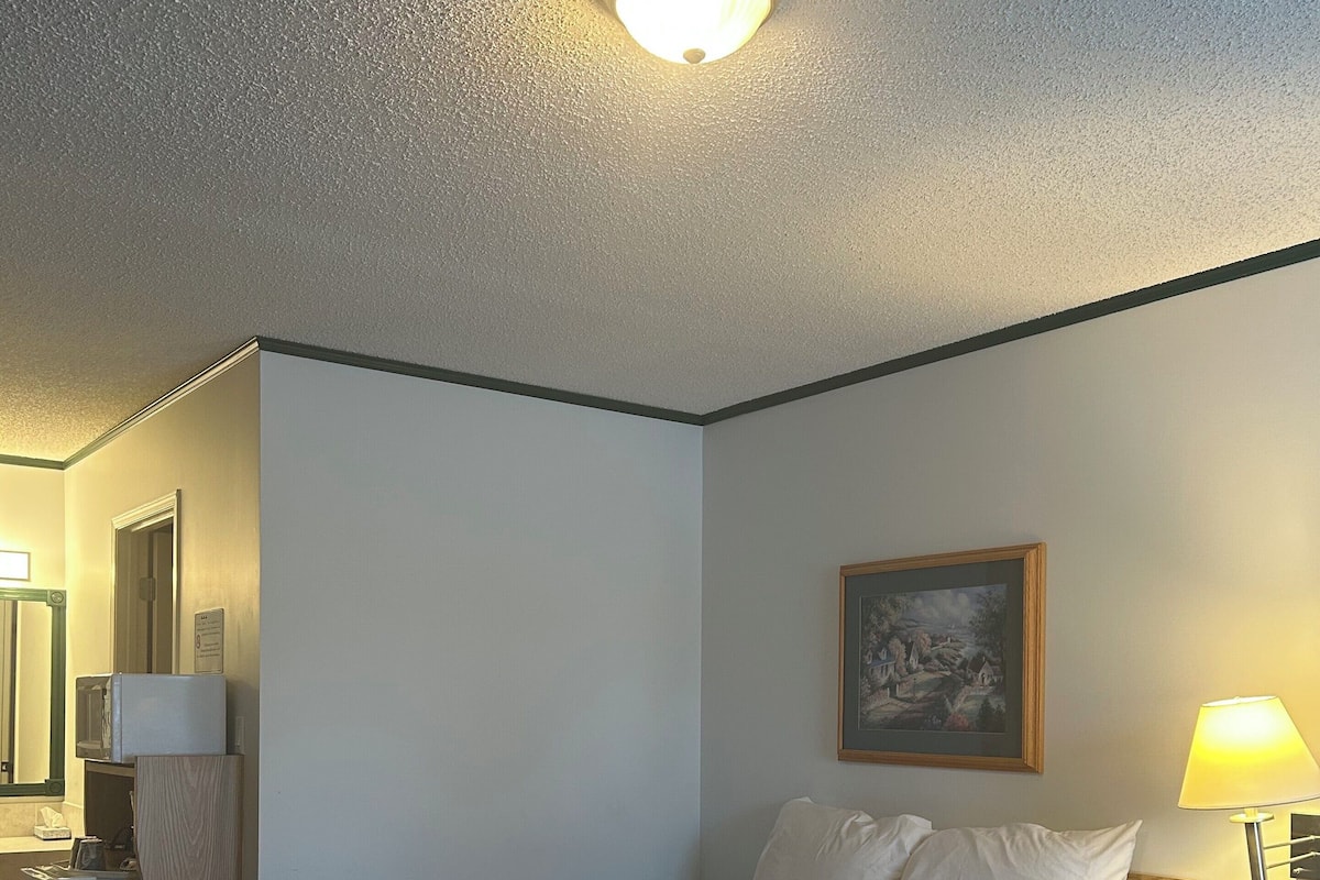 Enkeltrom – standard | Skrivebord, skrivebord for bærbar PC og wi-fi (inkludert)