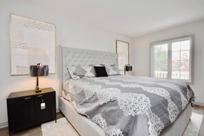 1 bedroom, WiFi, bed sheets - Stunning Condo with Access to Pool (Shanty Bay)