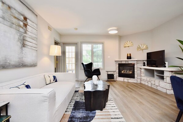 TV, fireplace