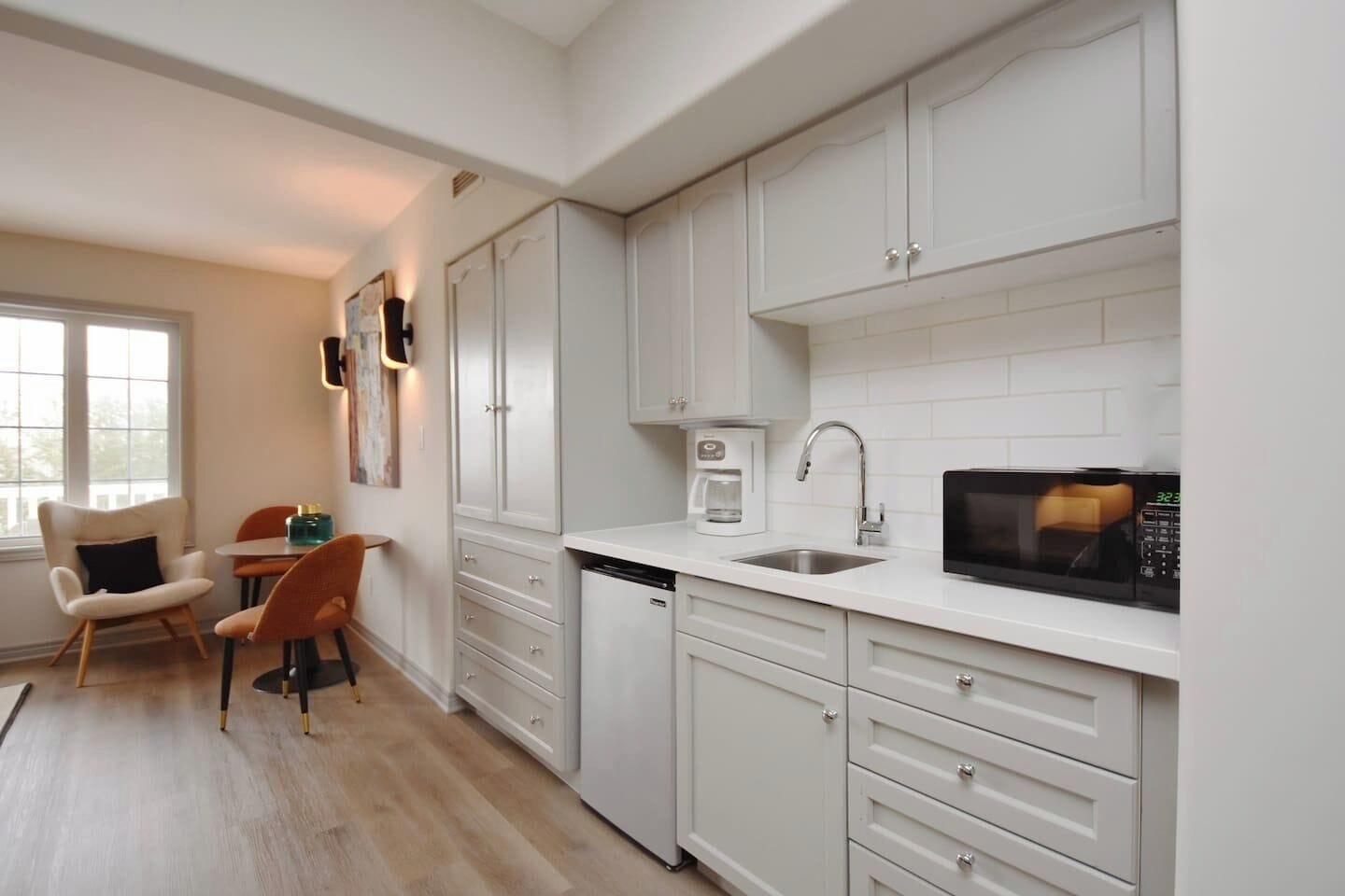 Mikroaaltouuni, leivänpaahdin, keittoastiat/astiat/ruokailuvälineet