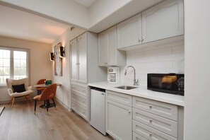 Mikrowelle, Toaster, Kochgeschirr/Geschirr/Besteck, Esstisch