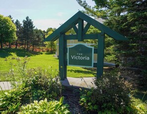 Property grounds - Fully Renovated At the Victoria-Carriage Hills (Shanty Bay)