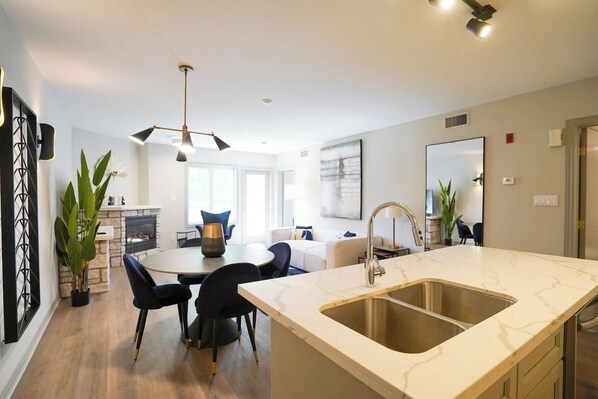 Interior - Fully Renovated At the Victoria-Carriage Hills (Shanty Bay)