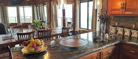 Mini réfrigérateur, micro-ondes, plaque de cuisson, cafetiÚre/bouilloire