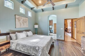 3 habitaciones, tabla de planchar con plancha, wifi y ropa de cama 