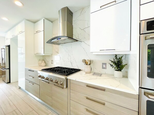 Refrigerador, microondas, horno, placa de cocina