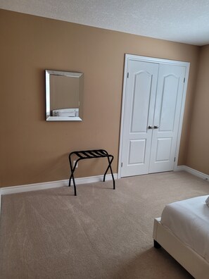 6 bedrooms, desk, iron/ironing board, travel crib - Big house for the big family! 6 bedrooms and 3.5 bathrooms.  (Kitchener)
