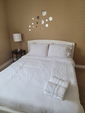 4 bedrooms, desk, iron/ironing board, free WiFi - Big house for the big family! (Kitchener)