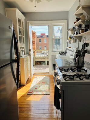 Fridge, microwave, oven, stovetop - Charming 2-bedroom apartment in the heart of Old Town, Alexandria (Alexandria)