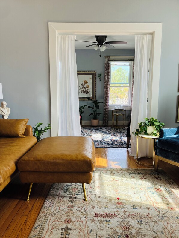 Smart TV - Charming 2-bedroom apartment in the heart of Old Town, Alexandria (Alexandria)