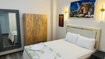 Basic Studio, City View | Desk, free WiFi