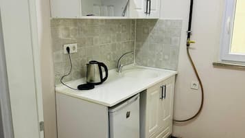 Basic Studio, City View | Desk, free WiFi