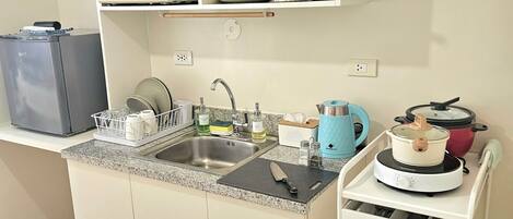 Jääkaappi, mikroaaltouuni, vedenkeitin