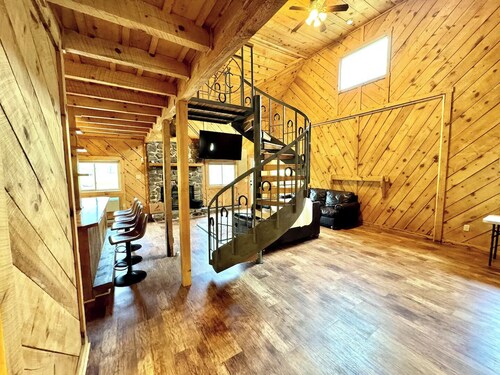 Charming cabin in Appalachian mountains of Cabins, WV with full amenities