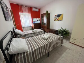 3 soverom, skrivebord, reiseseng for barn og wi-fi (inkludert)