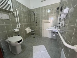 Dusj, hårføner, bidé og håndklær