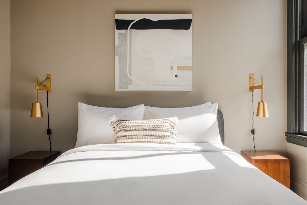 4 habitaciones, tabla de planchar con plancha, wifi y ropa de cama 