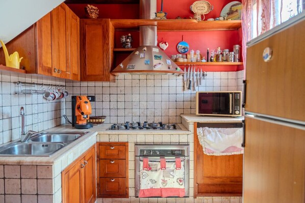 Een koelkast, een magnetron, een oven, een kookplaat