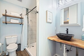Douche, séchoir à cheveux, serviettes fournies, savon
