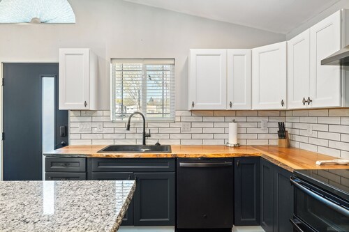 Charming 1-bedroom apartment in Kennewick with WiFi and AC