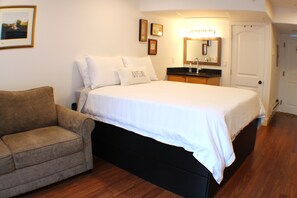 1 bedroom, bed sheets - Charming Downtown Hideaway (Livingston)