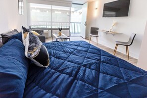 1 bedroom, iron/ironing board, WiFi, bed sheets - Marble 1-bedroom 7mins From Disney W/Pool, Gym, Free Parking & Basketball Court (Kissimmee)