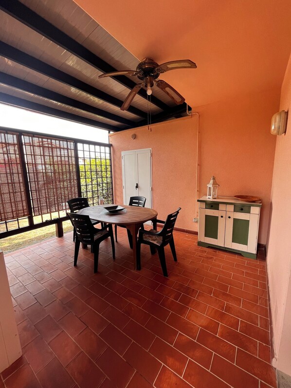 Outdoor dining