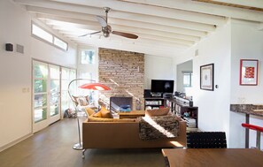 Smart TV, fireplace, offices, computer monitors - Cool Mid-Century Modern 3/2 (Austin)