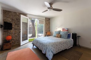 3 bedrooms, desk, iron/ironing board, WiFi - Cool Mid-Century Modern 3/2 (Austin)