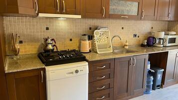 Een koelkast, een microgolfoven, een kookplaat, een vaatwasser