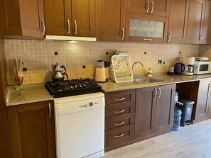 Réfrigérateur, micro-ondes, plaque de cuisson, lave-vaisselle