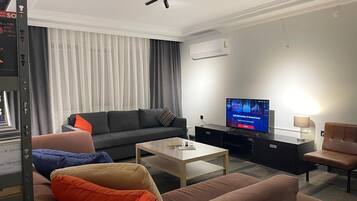 Smart-tv, boeken en een computerscherm