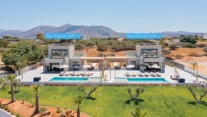 Deux villas de luxe dotées de piscines, d’une architecture moderne et offrant une vue sur les montagnes.