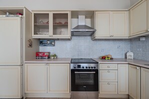 Fridge, oven, coffee/tea maker, electric kettle