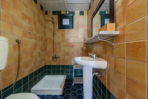 Dusche, Haartrockner, Handtücher, Shampoo