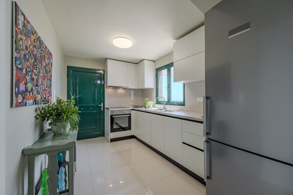 Fridge, oven, coffee/tea maker, electric kettle