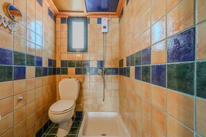 Shower, hair dryer, towels, shampoo
