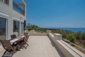 Outdoor dining - Gallery Villa with Pool, 300m Beach, Sea Views (Keratokambos)
