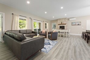 Smart TV, fireplace - Peaceful 3-bedroom house 8 miles from TC with hot tub and fire pit! (Cedar)