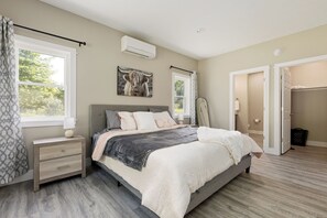 3 bedrooms, iron/ironing board, travel crib, WiFi - Peaceful 3-bedroom house 8 miles from TC with hot tub and fire pit! (Cedar)