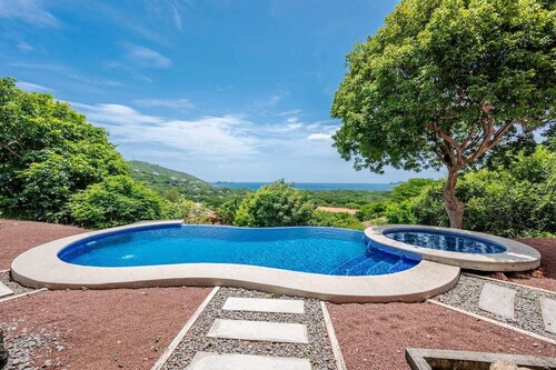 Perfect 4-Bedroom Ocean View Retreat with Private Pool in Hermosa Heights
