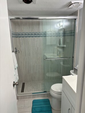 Secadora de cabello, toallas, jabón, papel de baño 