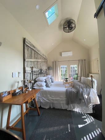 2 bedrooms, iron/ironing board, WiFi, bed sheets. Self-contained guest house in a picturesque town between London and Stratord ON