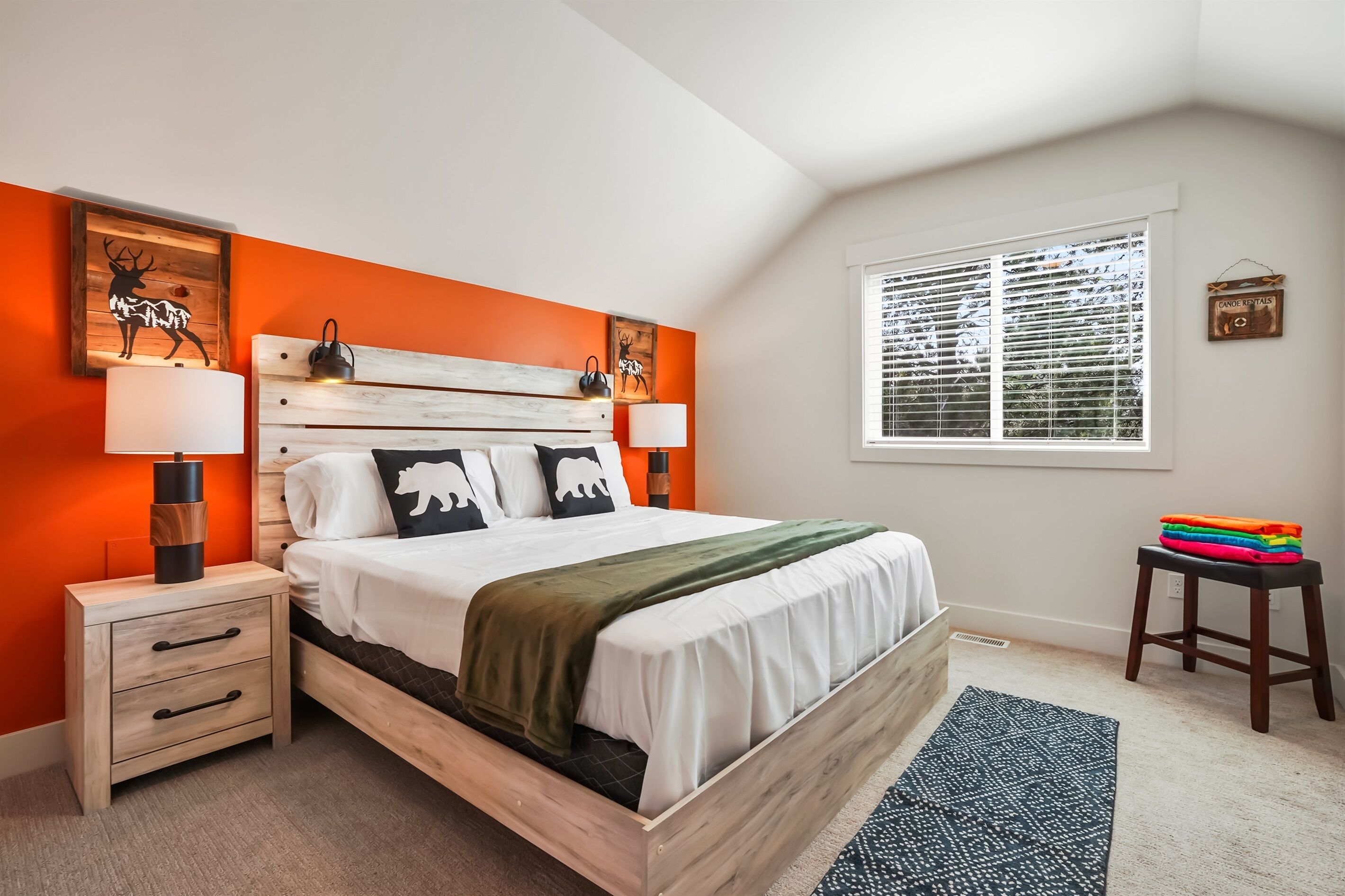 4 室のベッドルーム、デスク、アイロン / アイロン台、旅行用ベビーベッド