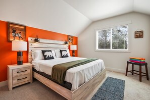 4 bedrooms, desk, iron/ironing board, travel crib