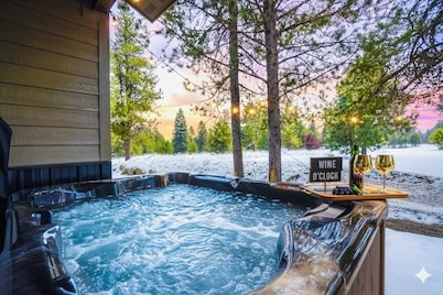 3 King Suites, Hot tub, Firepit, Arcades